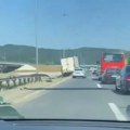 Kamionom naleteo na zaštitnu ogradu Saobraćajni incident na obilaznici oko Beograda (video)