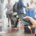 Kako sprečiti krađu podataka pri punjenju baterije telefona na javnom mestu