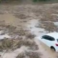 Voda nosi sve pred sobom, plutaju automobili, grad oštetio avion tokom leta: Stravični snimci poplava u Španiji (video)