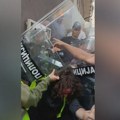 Sukobi u Novom Pazaru: Policija intervenisala na blokadi ispred suda (VIDEO)