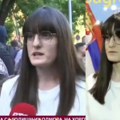 „Da li se slučajna prolaznica Marta teleportovala iz Uba u Kruševac“: Zbog snimka sa SNS skupa građani trljaju oči u neverici…