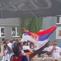 Navijači Srbije vređali Vučića u Rigi (video)