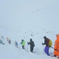 Više od 200 planinara odsečeno u snežnoj oluji na Mont Everestu