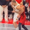 Iživljavanje nad Jokićem prevršilo je svaku meru! Sudije pokrale Srbina u poslednjim sekundama meča: Čovek ga vuče s leđa, a…