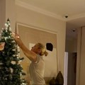 Praznična euforija u domu Nataše Bekvalac nakon svađe okitila kuću sa ćerkom: Mala Katja se popela na stolicu da dohvati…