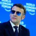 "Talk to me, Goose": Britanski premijer nastavio sa šalama na račun Makronovih sunčanih naočara iz Davosa
