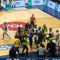 Haos u Podgorici: Tuča košarkaša Budućnosti i Kluža, završili u stolicama, uletelo i obezbeđenje