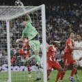 POLUVREME - "Atomski" fudbal u Madridu, Bajern vodi i pored neshvatljivih promašaja, briljira Nojer