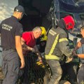 Teška nesreća u Velikim Pčelicama: Kamion uleteo u kuću, poginuo suvozač (FOTO)