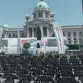 Užurbane pripreme ispred Skupštine Srbije – baneri, kutije za glasanje, napici, hrana