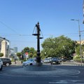 Na kružnom toku na Terazijama jutros osvanula vaga sa dva tasa (foto)