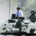 Kralj Čarls se vozio u tenku: Njegov komentar o vojnom vozilu sve nasmejao (video)