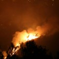 Šest kuća izgorelo u noći kod Himare, vatrogasci još dežuraju zbog rizika od novog plamena
