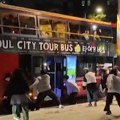 VIDEO Ulicama Seula saobraća neobičan autobus za Noć veštica: Putnike napadaju zombiji
