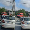 Ugrozio živote putnika! Vozač minibusa prelazi prugu dok je spuštena rampa: Stravičan prizor iz Rakovice - Neodgovorno
