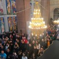Praznici obeleženi “božićnom varnicom“: Svečana liturgija, pa lomljenje česnice u Paraćinu (foto)