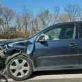 Smrskana dva automobila: Udes na autoputu kod beogradskog aerodroma, saobraćaj usporen (foto)