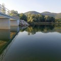 Tročlana porodica spašena iz automobila koji je sleteo u jezero Jablanica