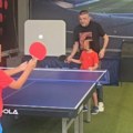 Uživa sa svojim klincima: Baja Mali Knindža uči sinove da igraju stoni tenis (foto)