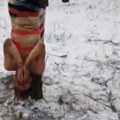 Узнемирујући снимци мучења руских војника: Полуголи везани за дрво, један с главом надоле, други приморан да једе снег…