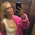 Roze bunda i grudi na: Izvol'te, a lice bez šminke Milica Dabović u liftu opalila vreli selfi: Ova slike ne prestaje da se…