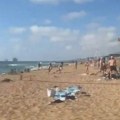 Panika na plaži u Izraelu: Rakete Hezbolaha pale u more blizu kupača (video)