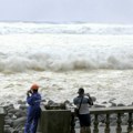 Tajfun Džangmi se približava obalama Japana, desetine hiljada domaćinstava bez struje, otkazano stotinu letova