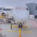 Neverovatan incident na aerodromu u Frankfurtu! Pogledajte šta se desilo sa avionom, ovo do sada nije viđeno (video)