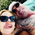 Milioneru krije identitet, a sada je objavila njegovu sliku: Marina u provokativnoj pozi, on je čvrsto drži...