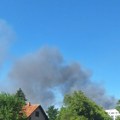 (Фото) Пожар код Уба: Дим се надвио изнад кућа, горе њива и шума