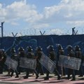 Haos na Kosovu: Demonstranti u Prištini gađaju zgradu Vlade, kamenicama na zgradu Euleksa u Kosovom Polju VIDEO