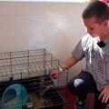 Do bazena putuje sat vremena, a sa takmičenja donosi medalje (VIDEO)