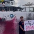 Ibica, ekološki aktivisti bacili farbu na superjahtu naslednice "Volmarta"