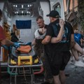 Najkrvaviji ruski napad na istoku Ukrajine: Prva raketa pogodila je stambenu zgradu, druga ljude koji su došli sa spasu…