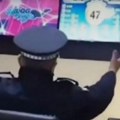 Hit scena iz Srpske! Policajac se nervira dok igra tombolu, uzalud čeka da se pojavi 48, a onda mu pukao film (video)