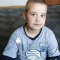 Dejan (7) počeo da trza glavom, a onda je usledio pakao: Ne govori i ne jede, a potrebna mu je naša pomoć