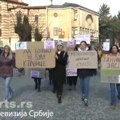 Protest u Vranju zbog akušerskog nasilja! Građani traže da se ženama omogući prisustvo pratioca!