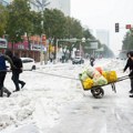 Sneg ih okovao, a ledeno vreme dovelo do saobraćajnog haosa! Ljudi ne mogu da izađu iz automobila, poginule dve osobe