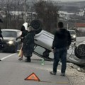 Teška saobraćajna nesreća kod topole: Vozač izgubio kontrolu, automobil sleteo u kanal (foto)