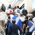 Kurir ispred Alijanc Arene: Nezapamćena gužva četiri sata pred početak EURO 2024! Navijači ogrnuti zastavama napravili…