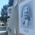 Postavljene fotografije ubijenih Srba uz put Bratunac - Srebrenica