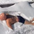 Strong deka: Skinuo se samo u gaće pa u kućnim papučama izašao na minus 7 i zaveslao po snegu (video)