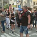 Građani ispred policijske stanice Novi Beograd: Ne zna se gde su studenti privedeni zbog navodnog napada na Miloša Pavlovića