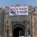 VIDEO: Transparent sa kukastim krstom i natpisom "Bolje ćaci nego naci" jutros na niškoj Tvrđavi
