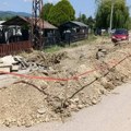 Raskopana ulica kod groblja u Vlasotincu već nedelju dana bez radova, otežan saobraćaj i prolaz