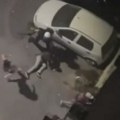 (VIDEO) Interventna juri demonstrante koji beže posle protesta na Vidovdan, jednog pendreči i vuče po asfaltu