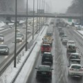 Vozači, oprez – očekuju se otežani uslovi vožnje zbog snega
