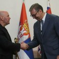 Pogledajte kako je Aleksandar Vučić uručio poseban poklon glavnom čoveku UFC, Amerikanac se oduševio