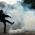 Policija suzavcem na srednjoškolce, ulice gore
