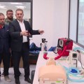 (Foto) "Svi su sedeli za dva stola u 45 kvadrata, sada imaju 200 i svako svoj sto": Lončar posetio nove prostorije Hitne…